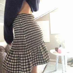 Kjol - Kjol ifrån h&m. Superfin med volang längst ner!💞