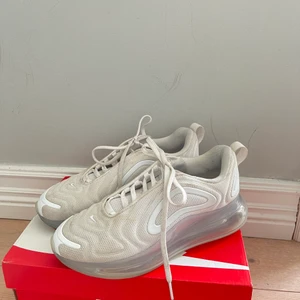 Nike W air Max 720 - Använda ! Skick 6,5/10 men blir nog mycket finare i tvätten har bara inte orkat tvätta dem. Frakt ingår i priset. Storlek 38.