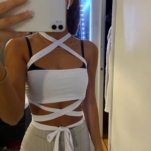 Topp PLT - Topp från PrettyLittleThings med band som du kan knyta hur du själv vill, endast testad i storlek XS. 
