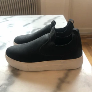 Svarta skor från Rest - Svarta skor med vit sula. Strl 36