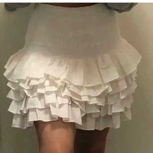 Vit volangkjol  - Superfin populär volankjol från hm💕 köptes i somras för 400, säljer då den aldrig kommit till användning😕 skitsnyggt ha till ett par strumpbyxor nu till hösten🥰 köpte står för frakt