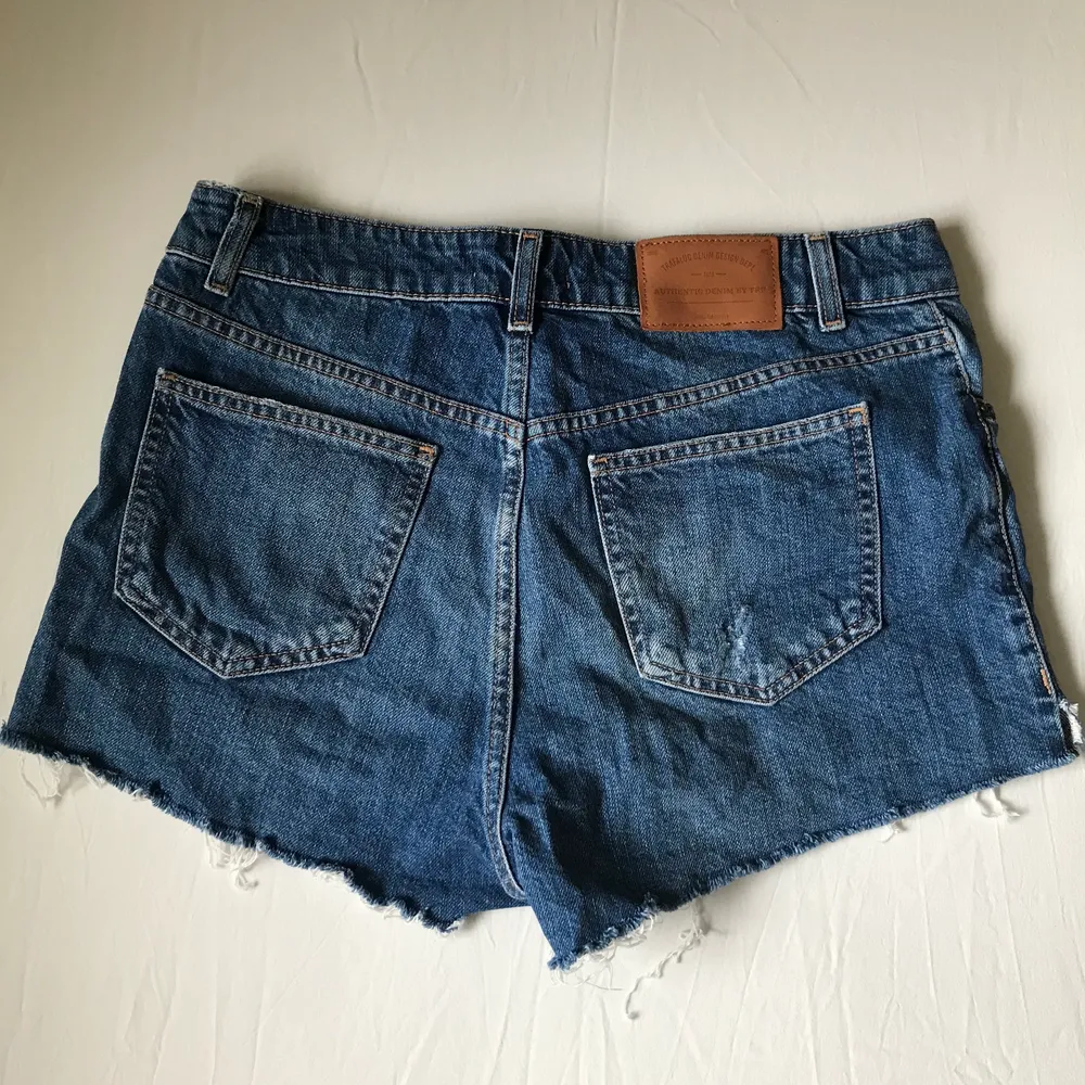 Mörkblå jeans shorts i fint skick. Säljer dem eftersom det aldrig kommer till användning. Priset går att ändra. Skriv gärna vid frågor.. Jeans & Byxor.
