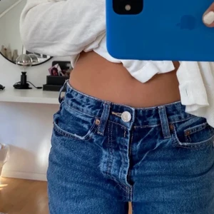 Mid Rise Zara jeans 👩‍🎤 - Säljer mina slut sålda Mid Rise zara jeans pga att dem är för stora. Skriv för fler bilder eller om nån har frågor. Buda i budgivningen!😍 (BUDA BARA OM DU ÄR SERIÖS) 