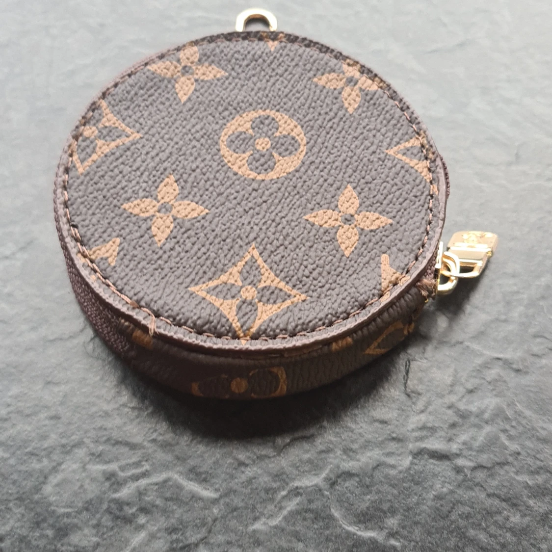 Luis vuitton kan användas som plånbok/ nyklar