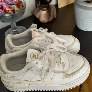 Nike - Säljer mina Nike Airforce shadow pga att de inte kommer till användning! Köpta på plick och bilderna är lånade så kom privat för fler bilder🤍 Frakten tillkommer! Priset för skorna kan diskuteras så skriv vid intresse!