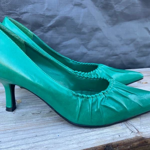 Klassiska Pumps  - Coola gröna högklackade skor. Helt nya i kartong. Möts upp i Nacka eller Globen C. 