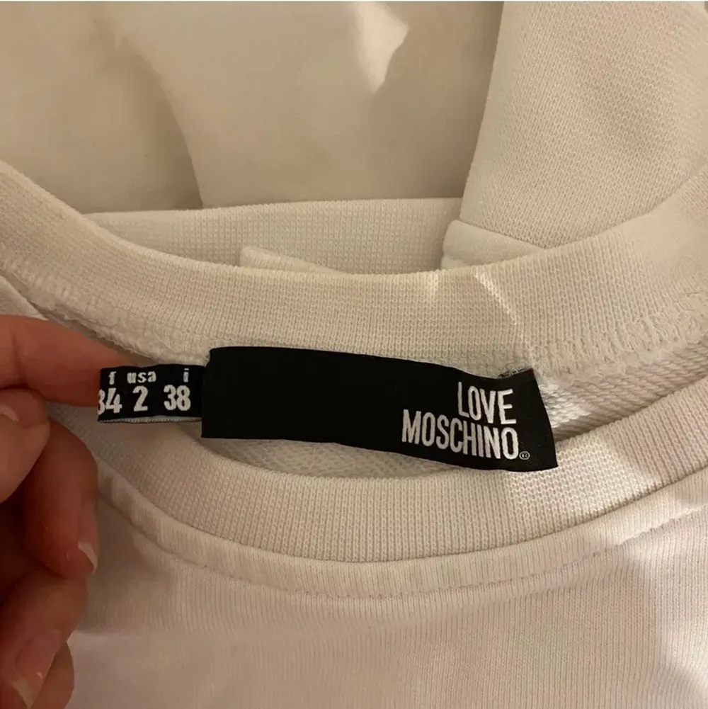Super snygg sweatshirt från Moschino. Använd sparsamt och är i fint skick.💞. Tröjor & Koftor.