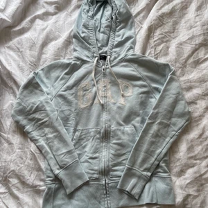 Gap hoodie - En ljusblå hoodie med dragkedja. Använd fåtal gånger. 