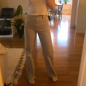 Jeans Full length från Zara - Riktigt snygga jeans från Zara. Jag är 173 och jeansen går ner till marken. Färgen syns inte jättebra på bilderna men är beige/greige. Köpare står för frakt.