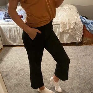 Jättefina ZARA kostymbyxor - Byxorna är i jättefint skick! Det ända som hänt med dem är att sömmen vid kanten längst ner på insidan på byxorna har lossnat lite grann men det syns inte och byxorna går fortfarande att använda precis som vanligt! Varför jag säljer byxorna är för att jag har köpt ett par som ser nästan likadana ut och därför har jag slutat använda dessa!  - köparen står för frakten!