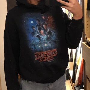 Pill and bear hoodie  - Säljer utsåld pull&bear hoodie, jätte skön men tyvär blivit för liten på mig 🍃 tror nypris var ca 350kr, storlek XS, säljer för 80kr plus frakt🌺