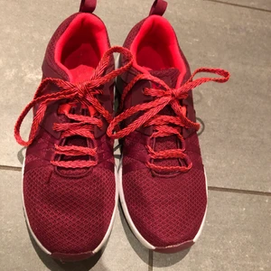 SOC innegympaskor - Säljer SOC gympaskor i fint skick. Storleken på skorna är 35 och kan användas både ute och inne. Säljer för 50 kr + frakt ( frakt= 70kr)