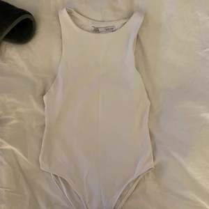 Body zara - En body ifrån zara. Endast använd ett fåtal gånger. Spårbar frakt 66kr. Ej spårbar 48 kr💕