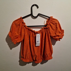 Ny Off shoulder top - Orange/rostfärgad off shoulder top, storlek S. Oanvänd med lappen kvar.