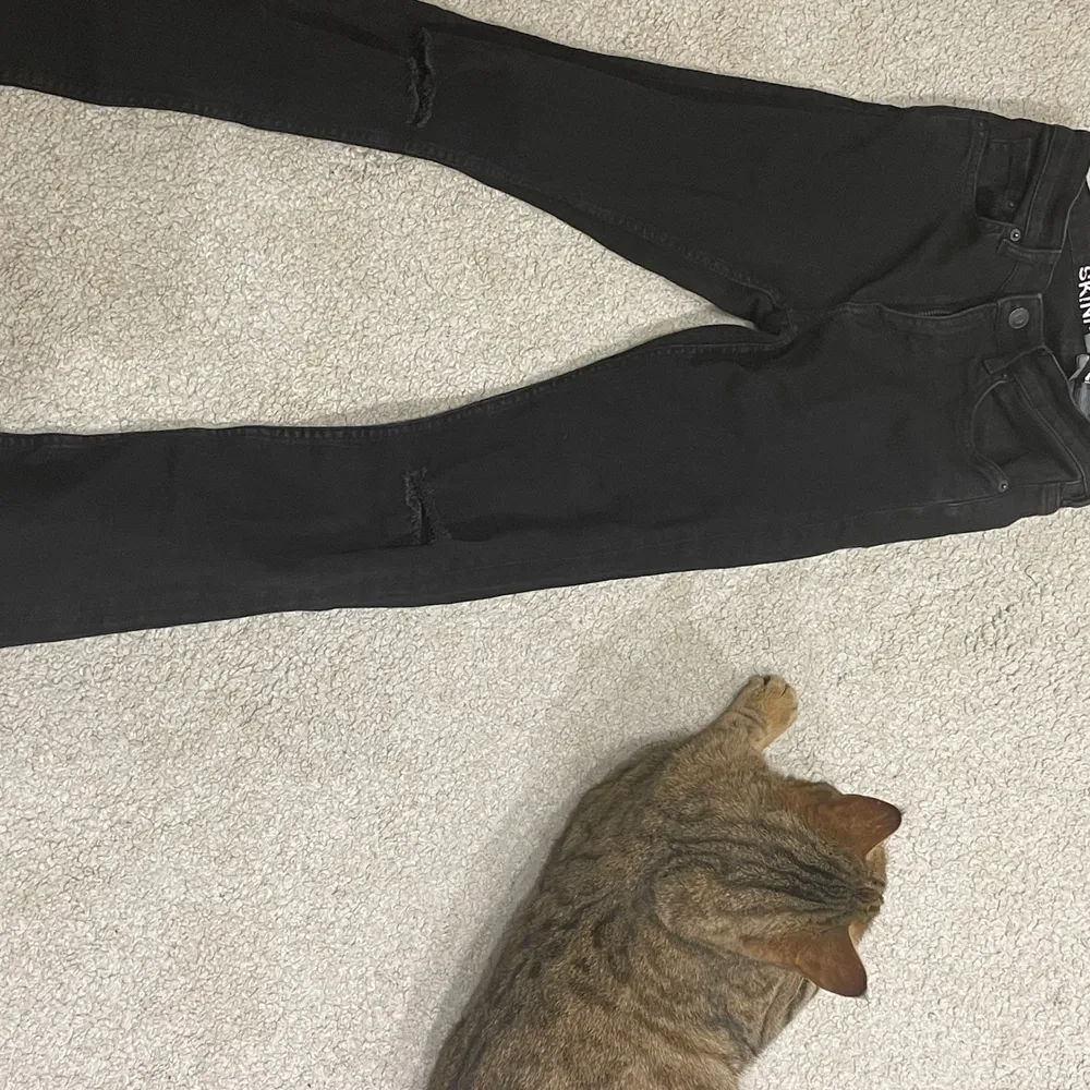 Skinny Flare jeans från h&m ser nya ut och har bra kvalitet. Dom har tyvärr blivit försmå och därför används dom ej längre.🤍frakt:66kr🤍. Jeans & Byxor.