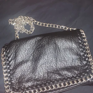 Handväska  - Säljer min näst intill oanvända handväska 💕 köpare står för frakt