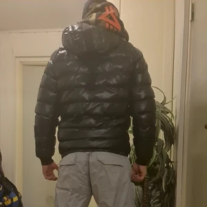 Peak Performance puffer jacka - Vinterjacka storlek L (jag är 183cm, 95kg, bröstomfång 120cm, midja 90cm). Jackan är i fint skick och har endast använts en säsong. Inköpt för 2500kr på Stadium.