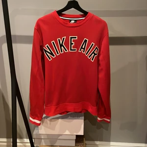 Nike air sweatshirt - Har haft den i 1 år, kvaliten är 6,5/10. Sweatshirten är lite vitagestyle. Original pris 800kr