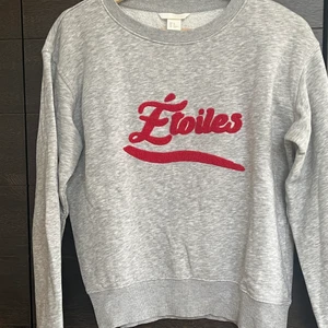 Grå sweatshirt H&M  - Grå sweatshirt med text i frotté från H&M för ett tag sen 