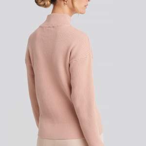 En ljusrosa pullover/tröja från NAKD. Använd 3-4 gånger. Finns att hämta på Torsplan i Stockholm annars står köparen för frakten🌱