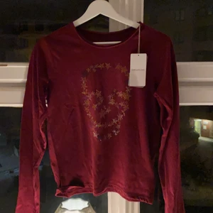 Zadig tröja  - En fin akta zadig tröja i en fin vinröd färg💕 Aldrig använt med lappen kvar💕 Ett tryck på magen med en dödskalle 💀 Skriv privat vid bud eller fler bilder💕 ganska liten i stolekn då jag gick upp några storlekar har oftast annars 14 år💕