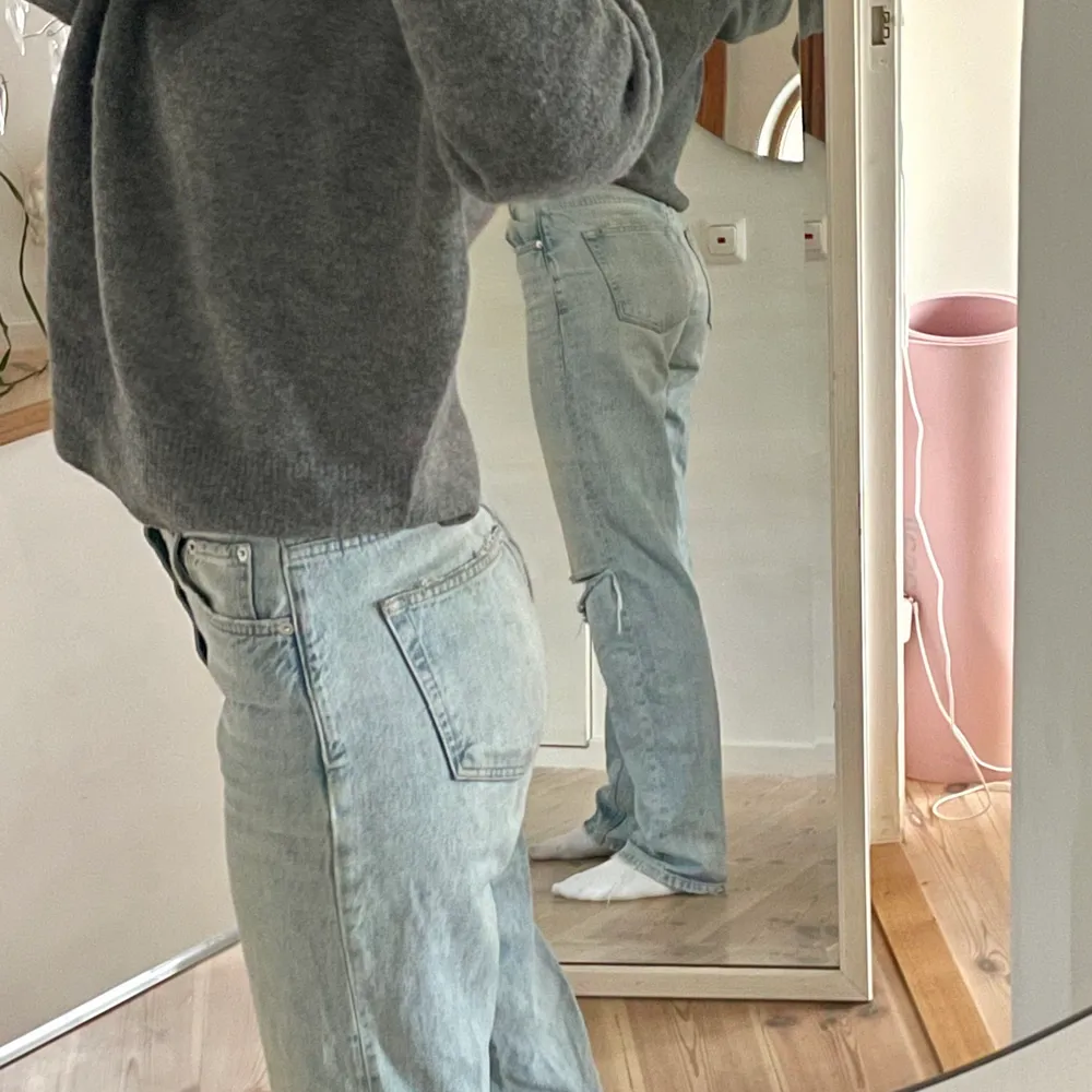 Slitna jeans från Gina tricot (har klippt hålen själv), som jag fått många komplimanger för när jag använt 💖 Har tyvärr tröttnat på dom. Jag är 170cm lång <3 skriv privat vid frågor / intresse ❤️‍🔥❤️‍🔥 pris kan diskuteras. Jeans & Byxor.