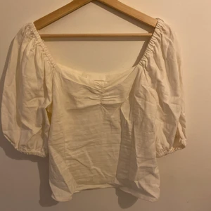 Vit topp från hm - Vit topp från hm i stl 38! Aldrig använd!🤍