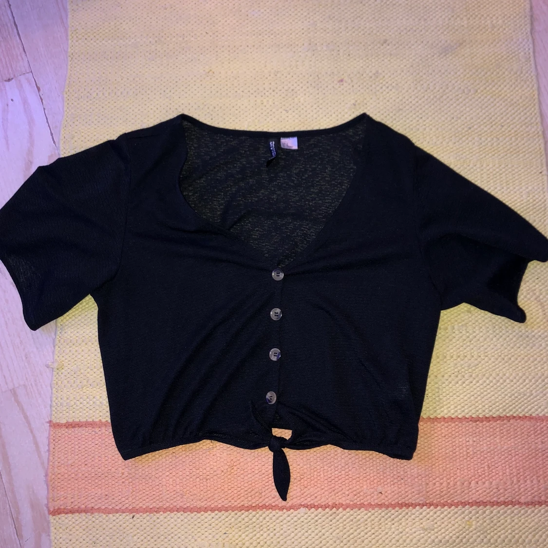 Svart blus med knappar - 90