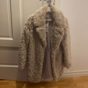 Helt ny ”päls” kappa  - En helt ny pälskappa från mango, storlek S. Prislappen är kvar!