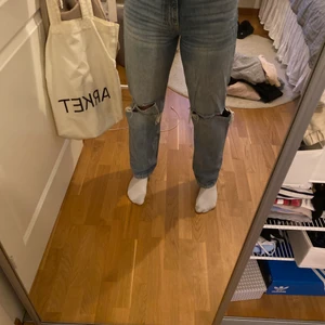 Gina tricot jeans med hål - Säljer mina Gina tricot jeans i stl 38. De är i fint skick, använda hyfsat mycket!💙