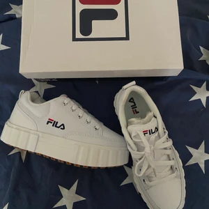 FILA Sneakers Nya 36 - Helt nya platåsneakers från FILA! Aldrig använda. 300kr och frakt inkluderas i priset! 