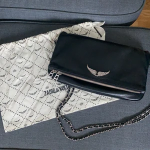 Zadig Voltaire väska - Intressekoll på min älskade zadig väska. Köpt 2019 väldigt fint skick, inga slitningar eller så. Har kvar dustbag men inget kvitto men den är såklart äkta, köpt i affären i Stockholm. Nypris runt 3200. Säljer vid bra pris💗 Kan tänka mig byta mot en svart sunny bag eller helt nytt valentino armband!!!