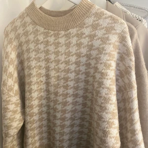 Jättefin Stickad tröja från h&m  - Slutsåld stickad tröja från hm. Jättemysig och varm till vintern. Köpt för ca 1år sedan. säljer eftersom att ja har en likadan i mindre strl så brist på användning. nypris 400kr, mitt pris 100+frakt! Skriv privat för mer bilder. 💓