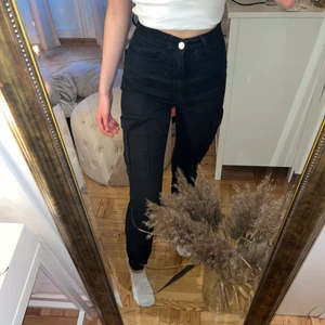 Cargo pants, svarta - Väldigt bra skick, har spännen och många fickor, högmidjade, resår i anklarna, sköna 