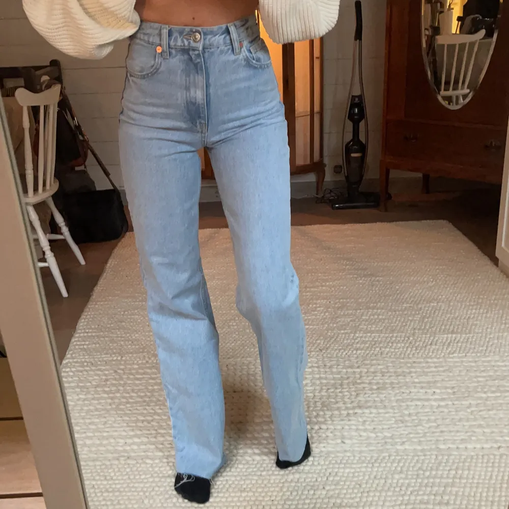 Populära jeans från Zara i en flare modell, ljus tvätt. Långa ben! . Jeans & Byxor.
