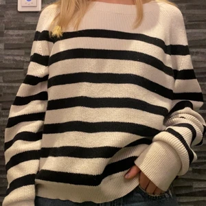 Randig svart vit stickad tröja - Super fin stickad tröja från zara! Helt slutsålt på hemsidan! Jätte skönt material och sitter super fint på!❤️