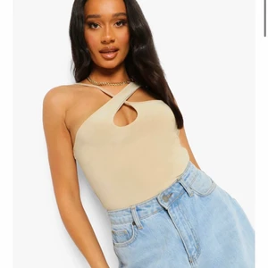 Halter Neck Strap Top - En jättefin trendig topp. Hade gärna behållt men passar ej mig. Köpt från Boohoo. Frakt inräknat i priset