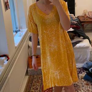 Superskön gul strandklänning med batikmönster. Strl 34 men passar också 36! Köparen står för frakt 💛