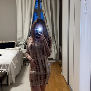 Klänning - Storlek S, funkar för XS också. VÄRLDENS skönaste material✨ man får jättefina former!!✨ så fina detaljer vid ärmar och hals