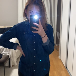 Mörkblå skjorta - Storlek M. Två bröstfickor✨ så söta vita knappar🥰