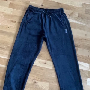 Juicy couture  - Helt nya Juicy Couture byxor strl S,  Ej använda på grund av för stor strl. Nya kostar 1100:- Pris 520:-