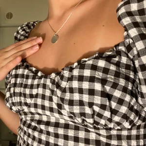 söt rutig topp - jättesöt rutig topp med formning vid brösten. Hur söt som helst och går att klä upp och ner! 