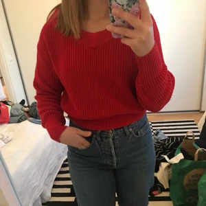 Stickad tröja - Röd stickad tröja i strl XS. Boxig & oversize i modellen. Mycket bra skick. Märke- Gina tricot.