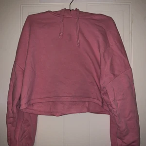 Hoodie ifrån Ginatricot - Säljer denna fina korta rosa jeansjackan (dock inte struken på bilden, vilket den kommer vara vid köp). Säljer denna pga får ingen användning av den:( den har dock används några gånger men den är fortfarande i mycket gott skick:)