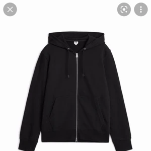 Arket zip hoddie  - Säljer min fina arket zip hodie, då den är för liten på mig därav ingen bild när jag själv har på mig den. Men kan gärna skicka extra bilder på själva hoddien på DM. Använt 2 gånger så den är i fint skick!nästan ny 