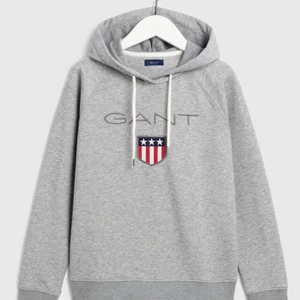 GANT Hoodie strl S - GANT hoodie | Storlek S | Nyskick, ej använd | Säljes för 800kr då ordinarie pris ligger på 1099kr | köparen står för frakten på 62kr 🤍🤍