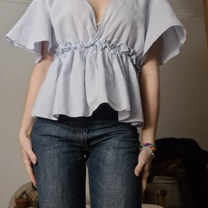 Blå blus zara - Blå topp/ blus från zara basic. Väldigt bra skick inga skador.