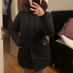 Woolrich luxury arctic parka  - Vinterjacka, super fin figursydd. Använd en vinter, men i super fint skick, inga fel även ren då jag lämnat in på kemtvätt. Inköpt på NK, självklart äkta. Nypris - 8599kr. Kan fraktas