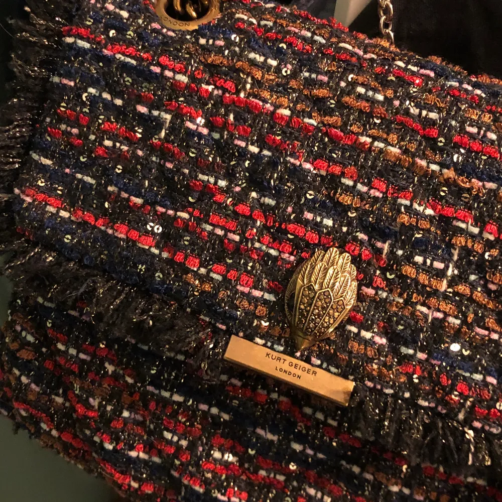 Kollar intressent på min asballa Kurt geiger väska i den något större modellen. Köptes på zalando i början av hösten så den är i väldigt bra skick! Bud från 1500 kr❤️‍🔥. Väskor.