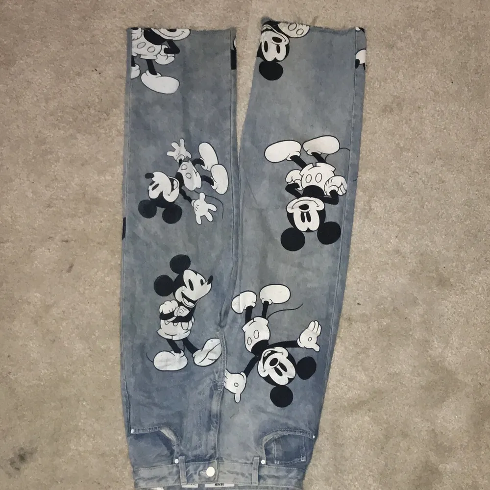 Ljusblå jeans med mussepiggtryck i strl 34 från bershka💙. Jeans & Byxor.